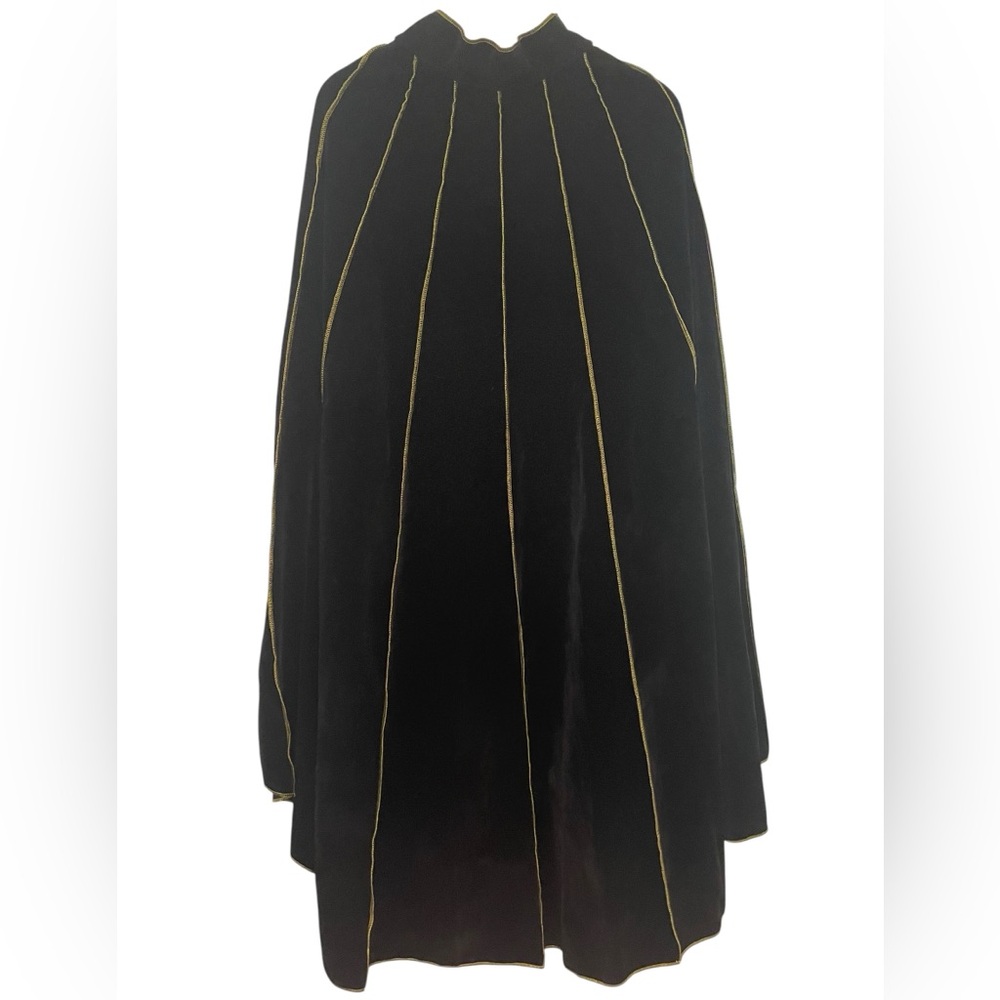 Women's Black Renaissance Velvet Cape with Stand-Up Collar - Picture 5 of 7